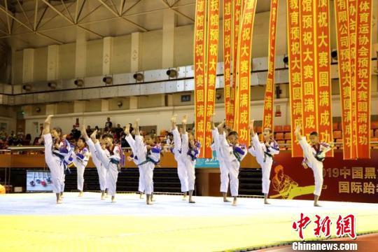 国际跆拳道公开赛开战 2000多名选手中国北疆比武